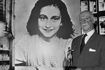 Единственным членом семьи, выжившим в нацистских лагерях, был отец Анны Отто Франк. После войны он вернулся в Амстердам, а в 1953 году переехал в Базель (Швейцария). Он умер в 1980 году.
На фото: 14 июня 1971 год. Отто Франк держит в руках награду «Золотое перо»^ врученную за продажу миллиона копий знаменитой книги в мягкой обложке «Дневник Анны Франк» в Лондоне