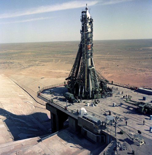 Ракета-носитель с космическим кораблем &laquo;Союз-9&raquo; на стартовой площадке, 1970 год 