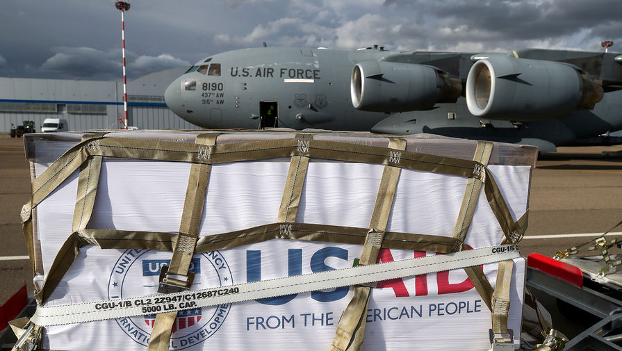 Первая партия аппаратов ИВЛ, прибывшая на борту американского военного самолета С-17, в московском аэропорту Внуково-3, 21 мая 2020 года
