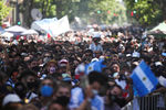 Люди на улицах Буэнос-Айреса во время церемонии прощания с Диего Марадоной в президентском дворце, 26 ноября 2020 года