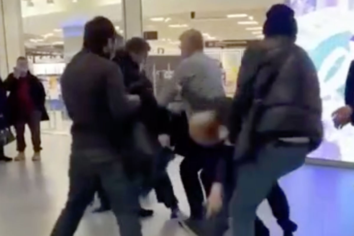 Нападение на торговый центр в москве. Драка 1 на 1 в торговом центре.