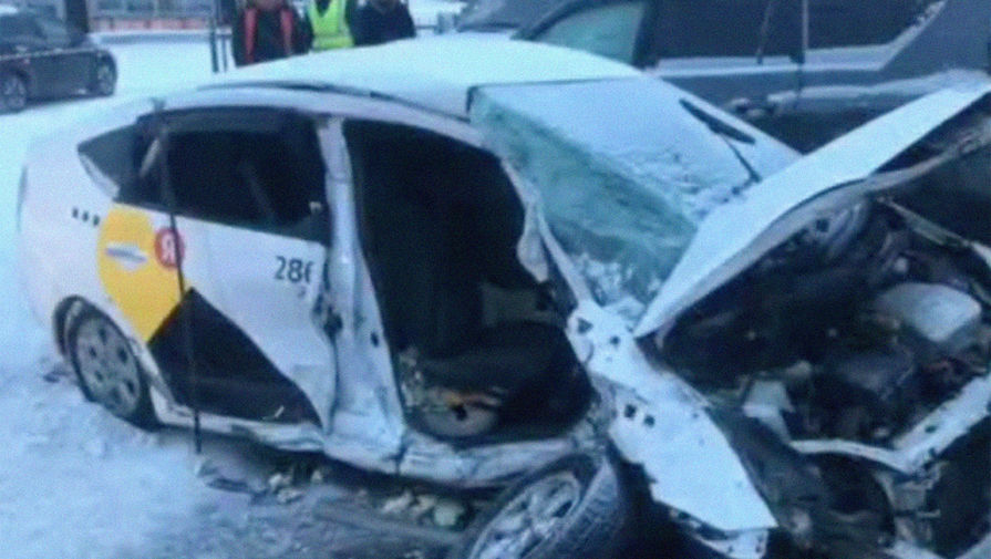 Автомобиль такси с мертвым водителем устроил массовое ДТП в Хабаровске