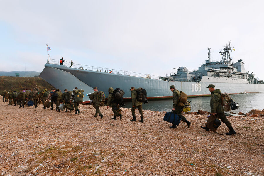 Мобилизованные мужчины у большого десантного корабля ТОФ «Ослябя» во время отправки на слаживание и подготовку на полигоне в Приморском крае, 27 сентября 2022 года