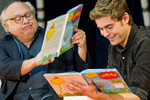 Дэнни ДеВито и Зак Эфрон читают детскую книгу «Лоракс» Доктора Сьюза школьникам во время ежегодного Дня чтения по всей Америке в Нью-Йоркской публичной библиотеке в Нью-Йорке, 2018 год