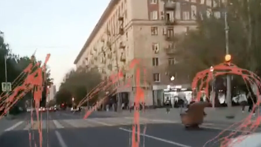 Волгоградец проехался по трассе на большом кресле и попал на видео