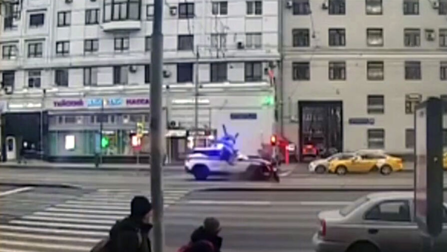 Видео: в Москве курьер перевернулся в воздухе от удара полицейской машины
