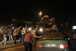 Жители Анкары пытаются остановить танки в центре города