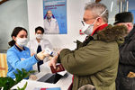 Измерение температуры при входе в пункт вакцинации от коронавируса в ГУМе в Москве, 18 января 2021 года