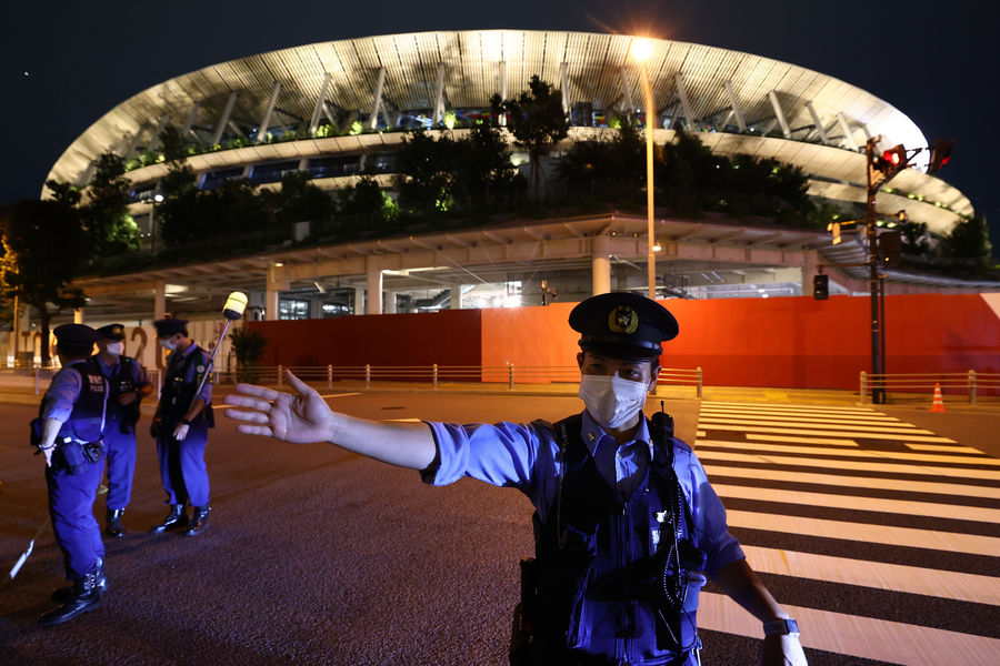 Полиция возле олимпийского стадиона в Токио