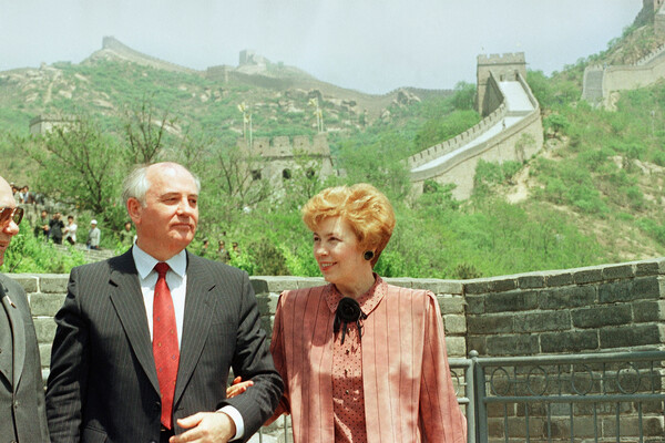 Михаил Горбачев с&nbsp;женой Раисой во время экскурсии по&nbsp;Великой Китайской стене в&nbsp;Пекине, Китай, 1989&nbsp;год