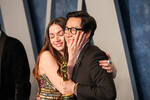 Актеры Ана де Армас и Ке Хюи Куан со статуэткой «Оскар» в руках на вечеринке Vanity Fair Oscar Party 2023 в Калифорнии