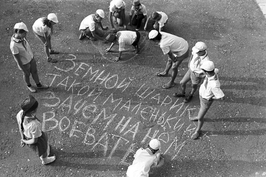 Подготовка к&nbsp;конкурсу рисунков на&nbsp;асфальте в&nbsp;лагере &laquo;Артек&raquo;, 1973&nbsp;год