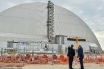 Петр Порошенко и Александр Лукашенко у новой арки четвертого энергоблока Чернобыльской АЭС, который был разрушен во время катастрофы в 1986 году