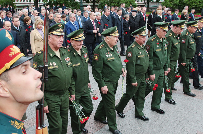 Во время церемонии возложения венков к Могиле Неизвестного Солдата у стен Кремля в День памяти и скорби, 22 июня 2017 года