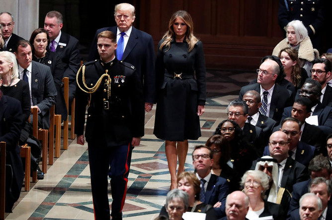 Президент США Дональд Трамп и первая леди Меланья Трамп на церемонии прощания с 41-м президентом США, Джорджем Бушем-старшим, 5 декабря 2018 года