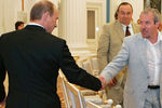 Президент России Владимир Путин и музыкант Андрей Макаревич (признан в РФ иностранным агентом) в Кремле перед началом заседания Совета при президенте РФ по культуре и искусству, 2007 год