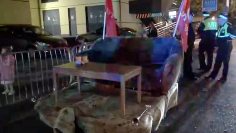 В Сочи полицейские остановили диван на колесах