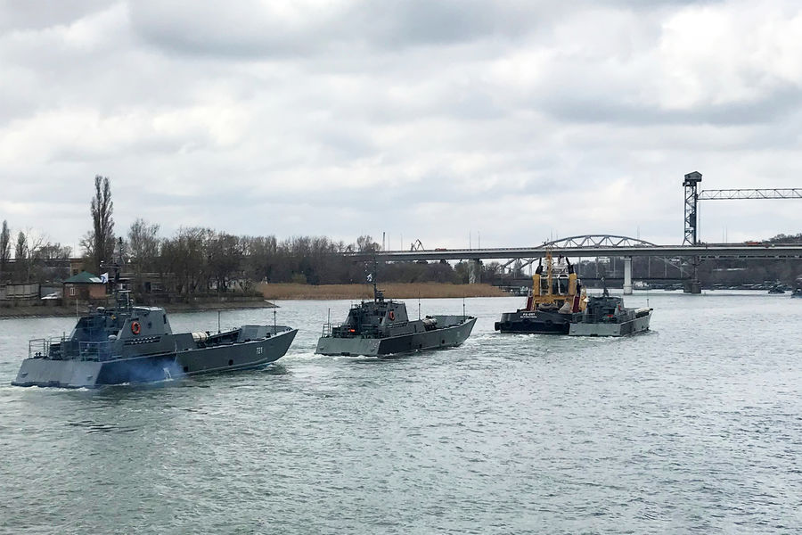Отряд кораблей Каспийской флотилии на пути по Волго-Донскому каналу во время межфлотского перехода в Азовское море