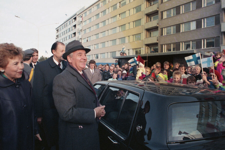Генеральный секретарь ЦК КПСС М.С. Горбачев с супругой Р.М. Горбачевой во время встречи с жителями города Оулу, Финляндия, 1989 год