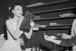 Одри Хепберн в гримерке Центрального театра в Нью-Йорке, 1954 год