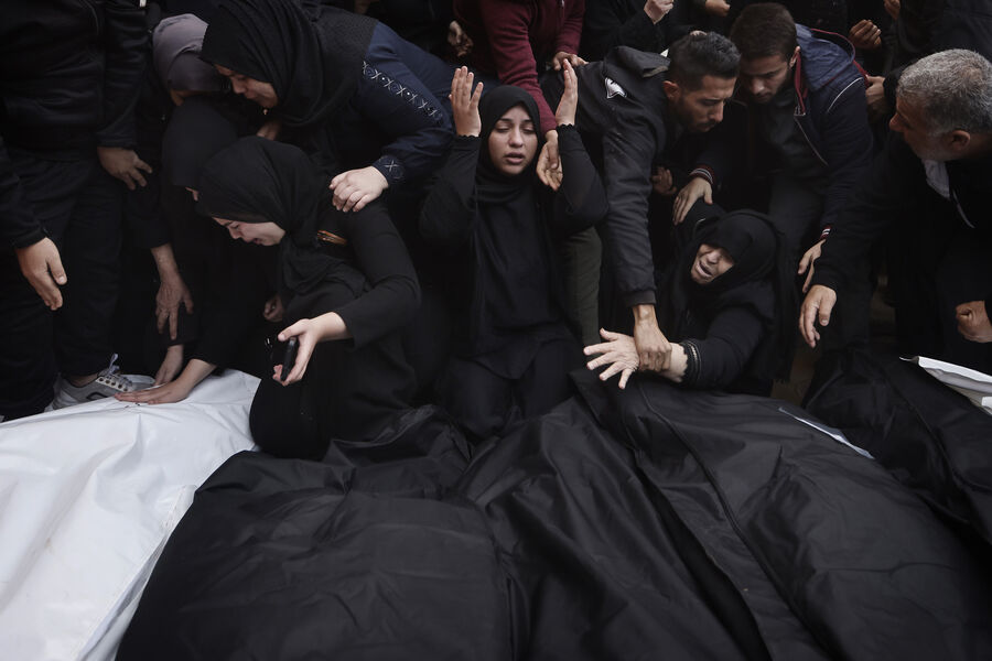Палестинцы оплакивают родственников, погибших в&nbsp;результате израильской бомбардировки сектора Газа, возле морга в&nbsp;Хан-Юнисе, 20&nbsp;декабря 2023&nbsp;года