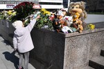 Стихийный мемориал в память о жертвах теракта в подмосковном «Крокус Сити Холле» на площади Ленина в Симферополе, 23 марта 2024 года