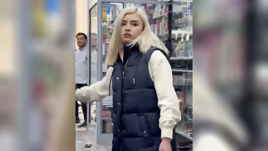 Девушка разгромила магазин телефонов за отказ продавца вернуть деньги и попала на видео
