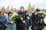 Люди с цветами во время прощания с журналистом Антоном Коробковым-Землянским на Троекуровском кладбище, 13 ноября 2024 года