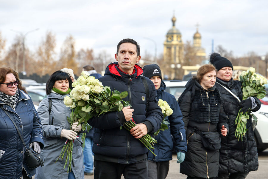 Люди с&nbsp;цветами во время прощания с&nbsp;журналистом Антоном Коробковым-Землянским на&nbsp;Троекуровском кладбище, 13&nbsp;ноября 2024&nbsp;года