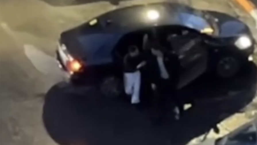 Избивали: неизвестные насильно посадили красноярца в авто и увезли