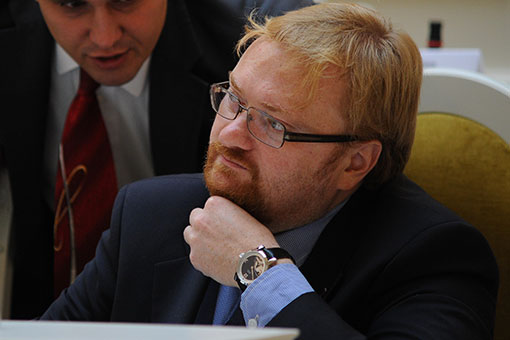 Депутат Милонов хочет обязать детей до 16 лет ножить одежду с фликерами 