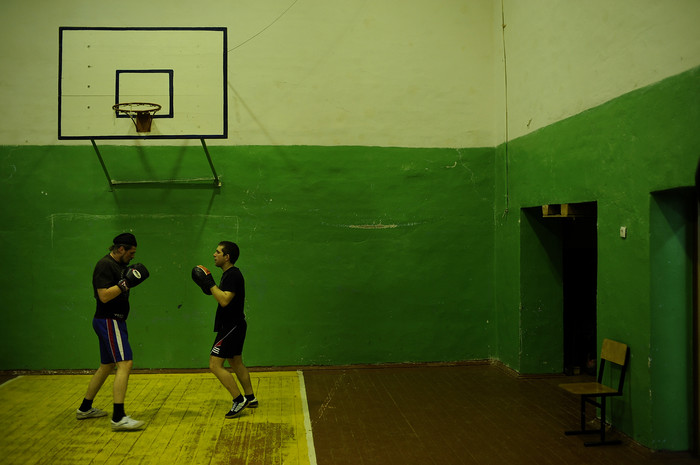 Священник-боксер отец Сергий Акимов тренирует своих воспитанников в&nbsp;школьном спортзале