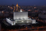 Вид на Дом правительства РФ с подсветкой перед началом экологической акции «Час Земли» в Москве