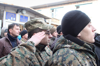 Церемония отправления призывников на военную службу в армию Украины у здания военкомата