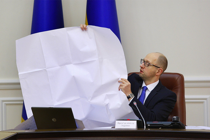 Арсений Яценюк во время заседания правительства 18 июня 2014 года
