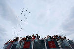 Зрители авиашоу в честь Дня независимости наблюдают, как «Черные рыцари» ВС Сингапура образуют в небе число «50» 