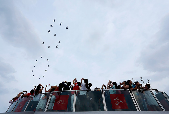 Зрители авиашоу в&nbsp;честь Дня независимости наблюдают, как &laquo;Черные рыцари&raquo; ВС Сингапура образуют в&nbsp;небе число &laquo;50&raquo; 