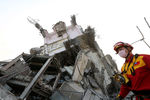 Спасательная операция на месте обрушения 17-этажного дома в городе Тайнань на юге Тайваня