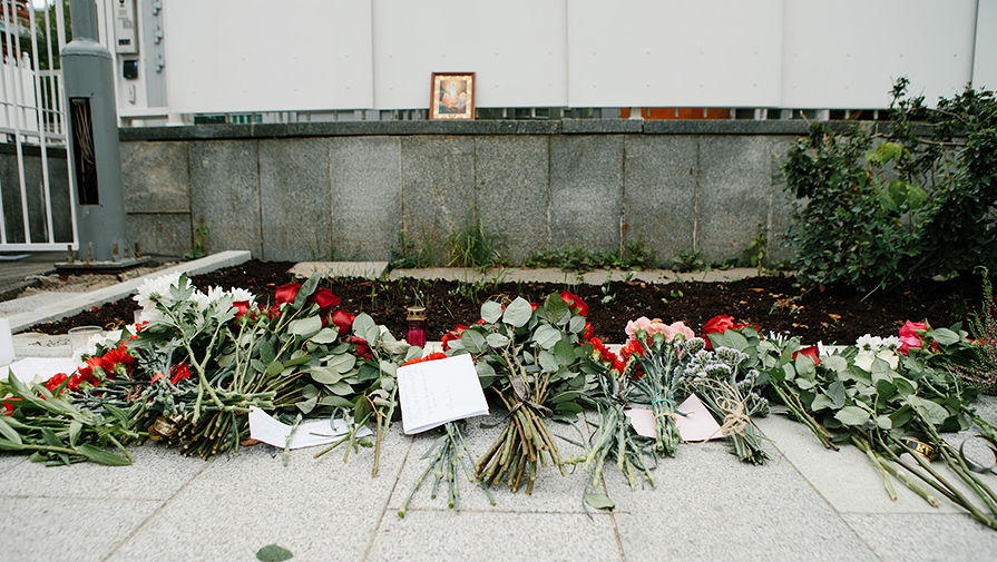 Цветы у&nbsp;посольства Франции в&nbsp;Москве