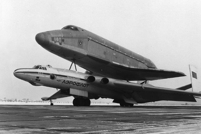 Самолет ВМ-Т с грузом-ракетопланом «Буран», примерно 1988 год