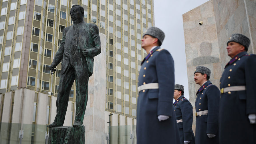 Почетный караул у&nbsp;памятника политику Евгению Примакову в&nbsp;сквере напротив здания Министерства иностранных дел в&nbsp;Москве, 29 октября 2019 года