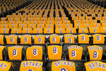 Акция в память о легендарном баскетболисте Коби Брайанте, погибшем накануне в результате крушения вертолета, в Staples Center перед игрой Los Angeles Lakers, 31 января 2020 года