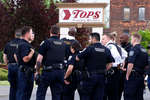 Полицейские на месте происшествия у супермаркета TOPS в Буффало, 14 мая 2022 года