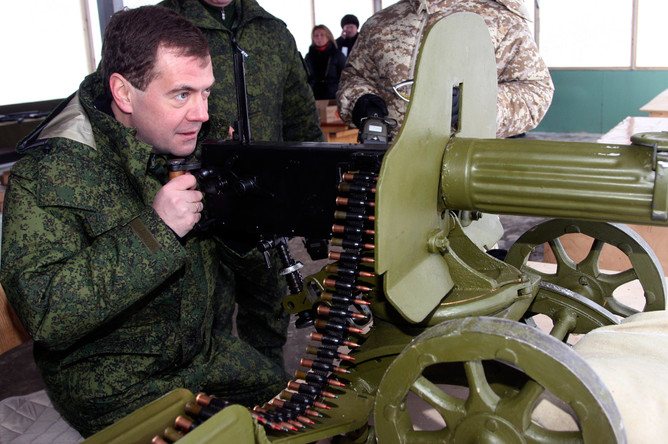 Президент Дмитрий Медведев назвал военные расходы приоритетными для России