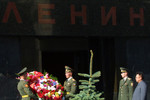 Ким Чен Ир около Мавзолея Владимира Ленина (2001 год)