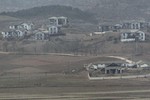 Вид на северокорейскую деревню из южнокорейской Обсерватории объединения, расположенной в городе Пхаджу в 50 км к северу от Сеула
