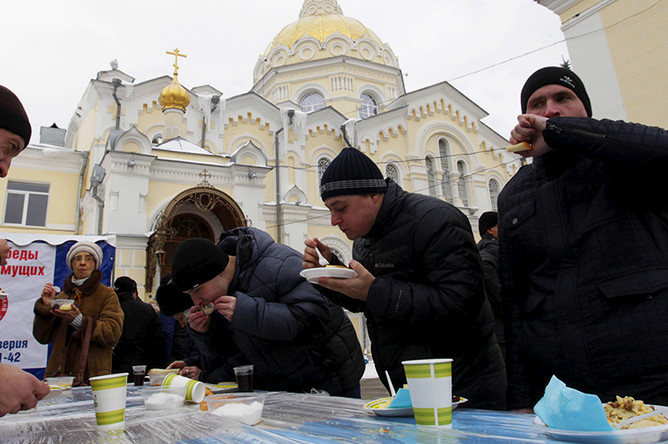 Благотворительный обед рядом с церковью в центре города