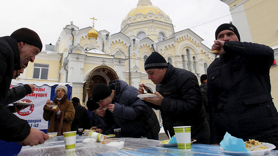 Благотворительный обед рядом с церковью в центре города