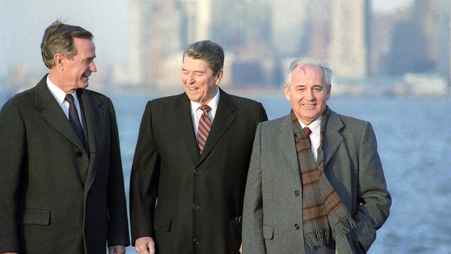 Вице-президент США Джордж Буш-старший, президент США Рональд Рейган и генсек ЦК КПСС Михаил Горбачев на острове Гавернорс-Айленд в Нью-Йоркской бухте, 1988 год