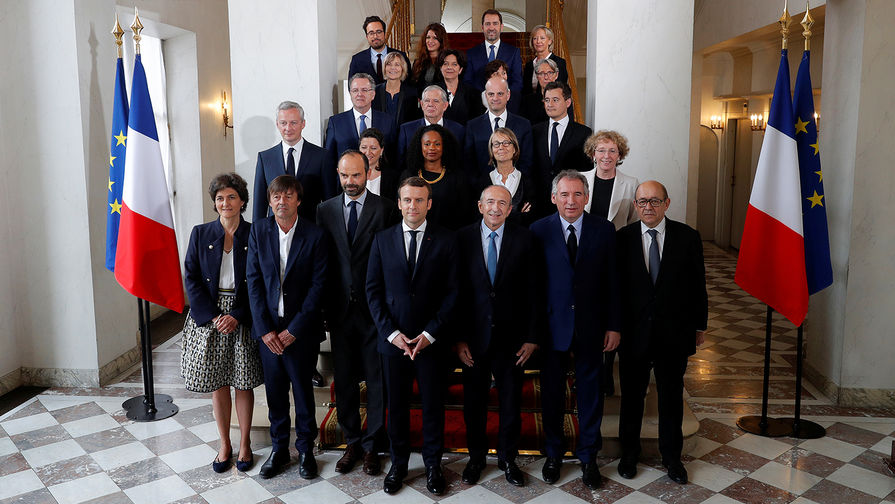 Президент Франции Эммануэль Макрон, премьер-министр Эдуар Филипп и члены кабинета во время съемок для группового портрета в Елисейском дворце, 18 мая 2017 года